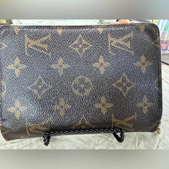 LOUIS VUITTON MONOGRAM LARGE ZIP WALLET - Picture 3 of 10